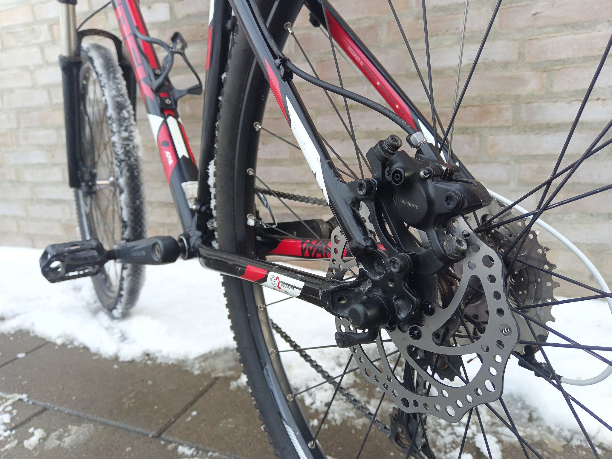 TREK Wahoo in Black/Red – FlexiFix