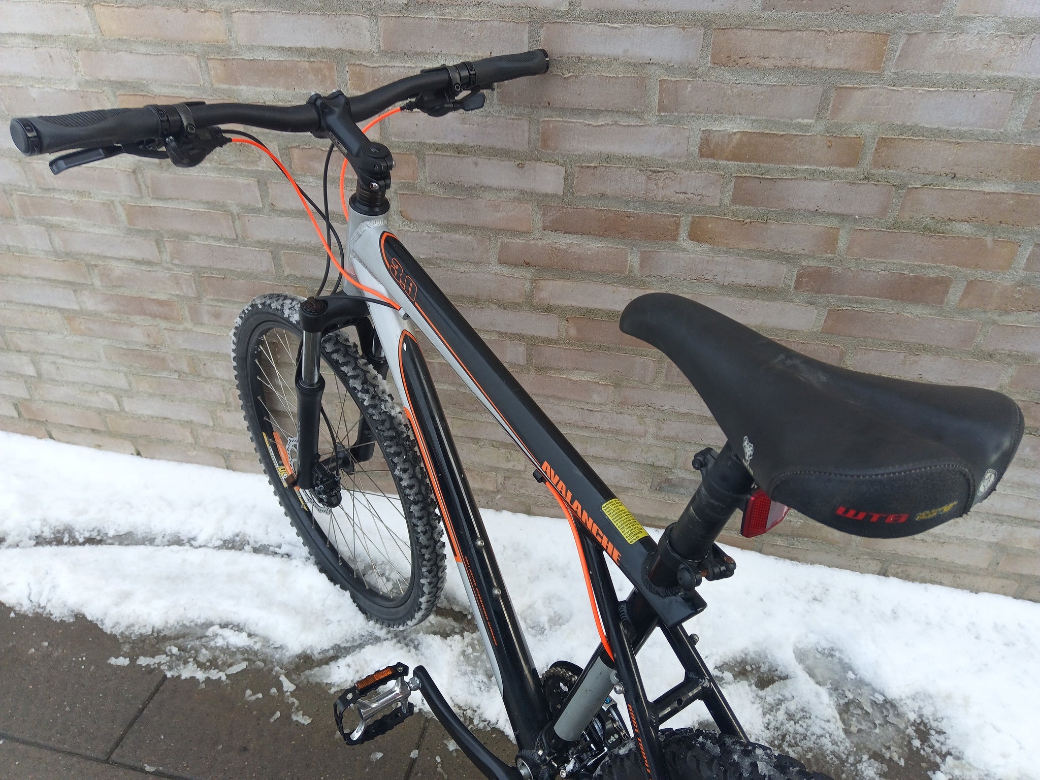 GT Avalanche 3.0 in Black/Orange – FlexiFix