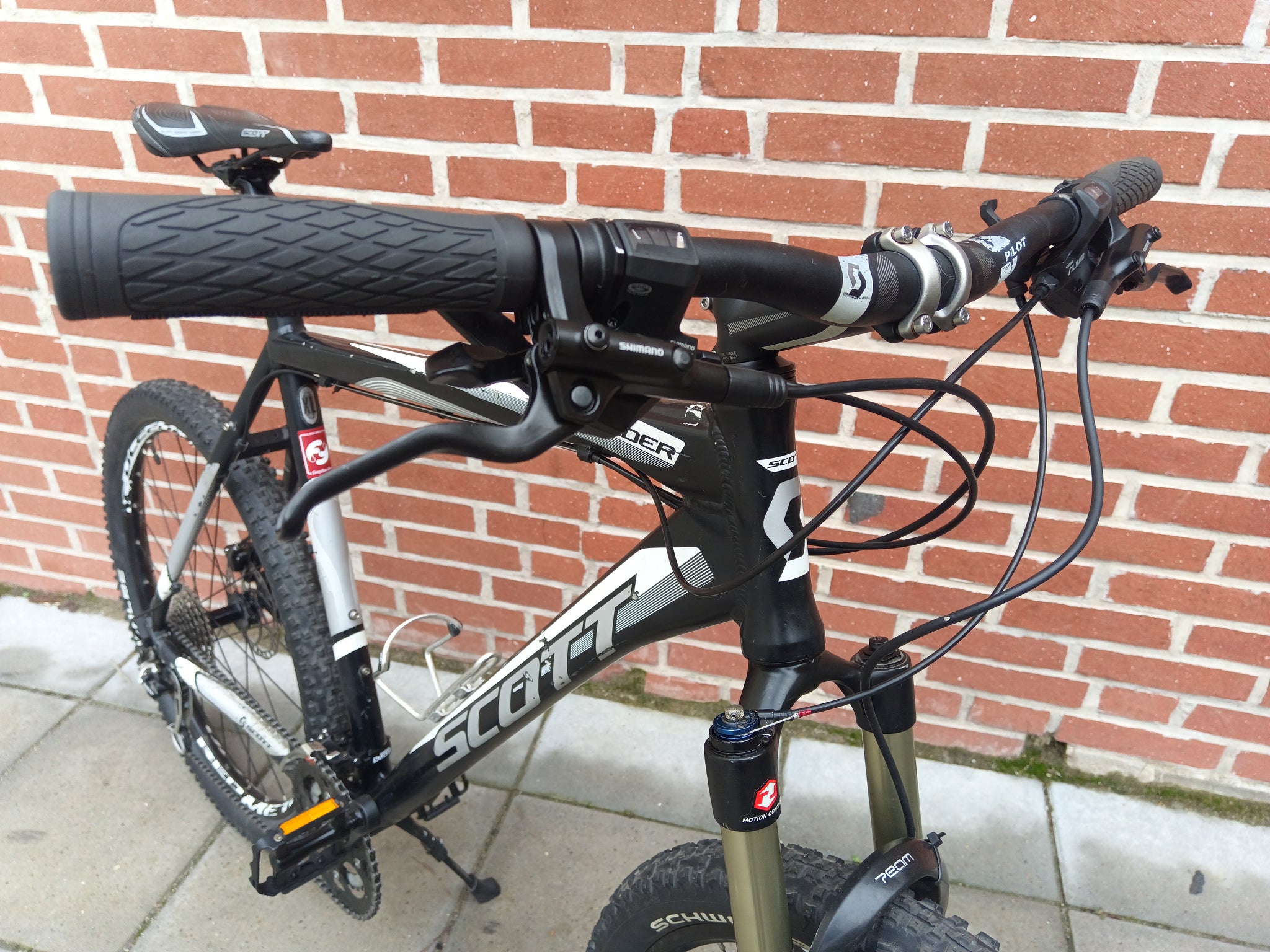mountainbike scott boulder Scott Boulder in Black / White – FlexiFix